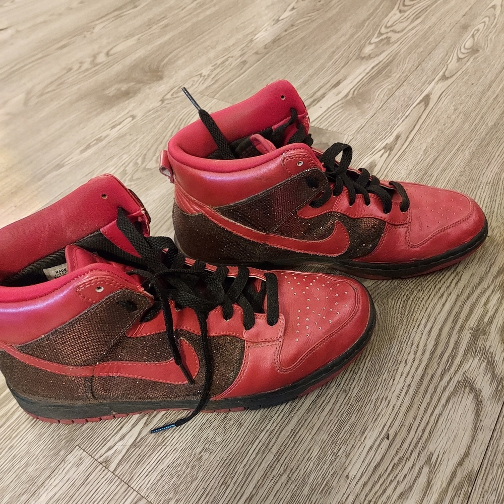 Red Dancing / Athletic low cut Nike shoes